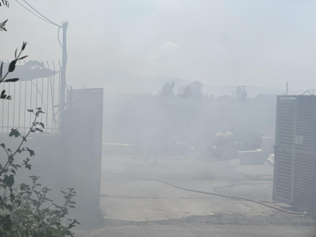 Καλαμάτα: Μεγάλη φωτιά σε επιχείρηση πλαστικών – Επικίνδυνοι καπνοί και διακοπή κυκλοφορίας