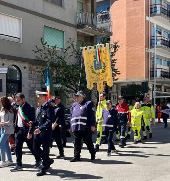 Μένουμε στο σπίτι <br/> και διαβάζουμε ένα καλό βιβλίο