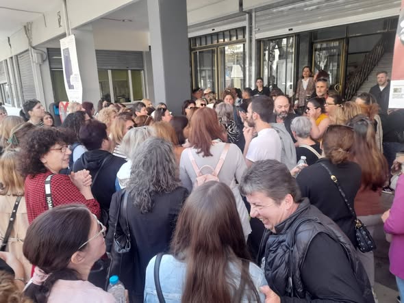 Χανιά: Διαμαρτυρία σχολικών καθαριστριών στο Δημαρχείο – Ζητούν μόνιμη και σταθερή εργασία