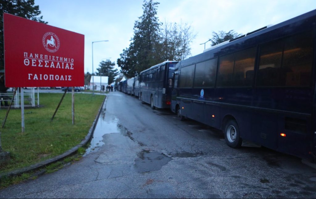 Live: Με αυστηρά μέτρα ασφαλείας με ΜΑΤ και διπλούς ελέγχους ξεκίνησε η δίκη για τα Τέμπη στη Λάρισα – Φωνές από τους συγγενείς και μεγάλη ένταση στην αίθουσα