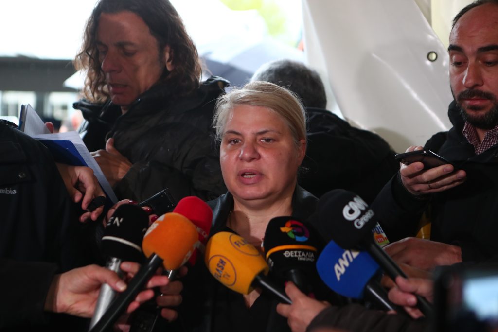 Σήμερα στο εδώλιο η υπόθεση των Τεμπών μετά τις αλλαγές στη δικαστική αίθουσα – «Θέλουμε δίκαιη δίκη», λέει μητέρα θύματος