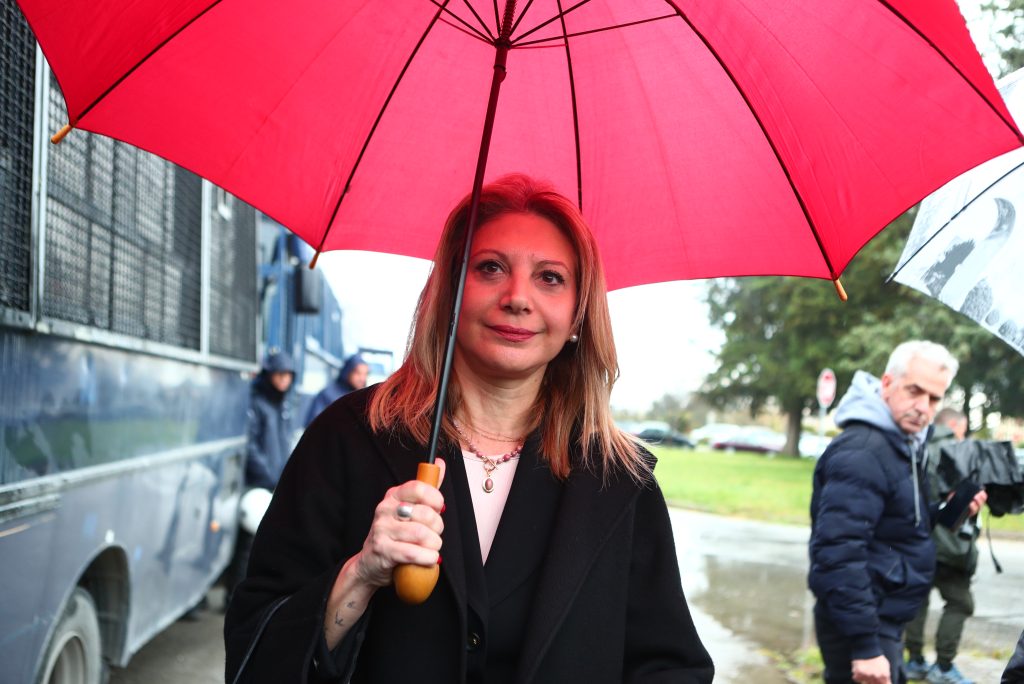 Live: Με αυστηρά μέτρα ασφαλείας με ΜΑΤ και διπλούς ελέγχους ξεκίνησε η δίκη για τα Τέμπη στη Λάρισα – Φωνές από τους συγγενείς και μεγάλη ένταση στην αίθουσα