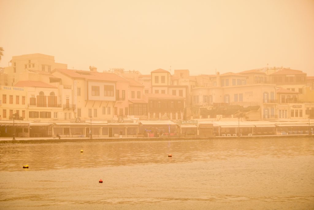 Απόκοσμες εικόνες σε Κρήτη και Κυκλάδες: «Πνίγηκαν» από την αφρικανική σκόνη – Προβλήματα σε πτήσεις και ακτοπλοϊκά δρομολόγια