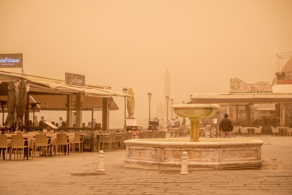 Απόκοσμες εικόνες σε Κρήτη και Κυκλάδες: «Πνίγηκαν» από την αφρικανική σκόνη – Προβλήματα σε πτήσεις και ακτοπλοϊκά δρομολόγια