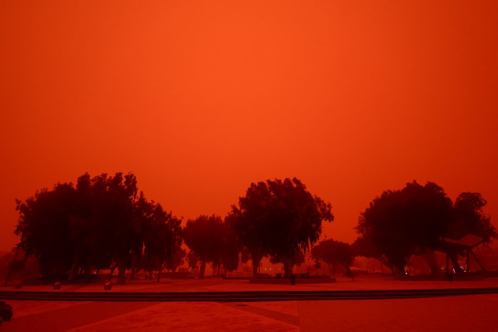 Απόκοσμες εικόνες σε Κρήτη και Κυκλάδες: «Πνίγηκαν» από την αφρικανική σκόνη – Προβλήματα σε πτήσεις και ακτοπλοϊκά δρομολόγια