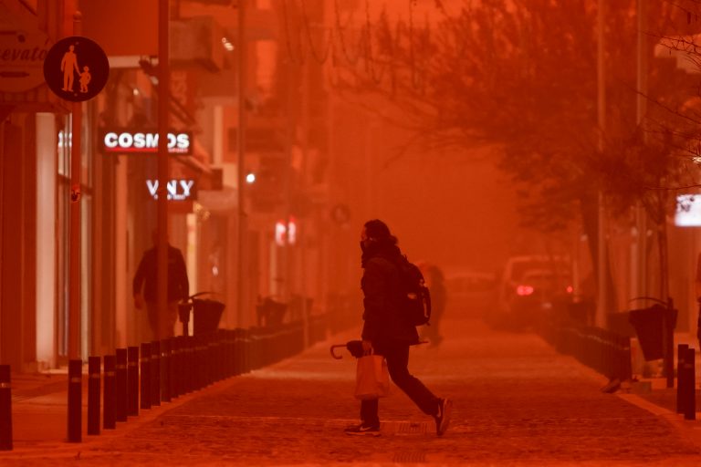 Απόκοσμες εικόνες σε Κρήτη και Κυκλάδες: «Πνίγηκαν» από την αφρικανική σκόνη  - Προβλήματα σε πτήσεις και ακτοπλοϊκά δρομολόγια - ertnews.gr