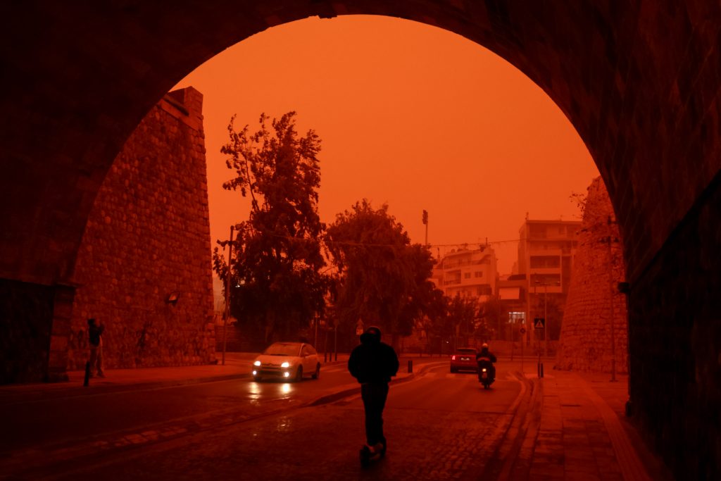 Απόκοσμες εικόνες σε Κρήτη και Κυκλάδες: «Πνίγηκαν» από την αφρικανική σκόνη – Προβλήματα σε πτήσεις και ακτοπλοϊκά δρομολόγια