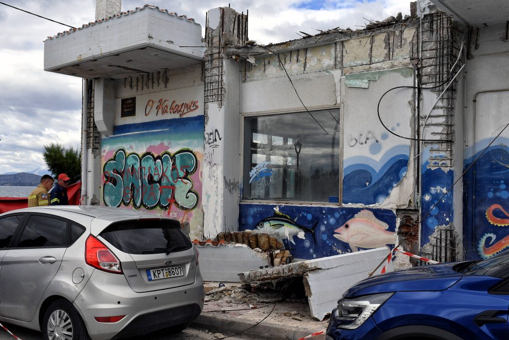 Τραγωδία στην Κόρινθο: Μπαλκόνι συνέθλιψε 43χρονη γυναίκα – Από την κατάρρευση τραυματίστηκε το ένα παιδί της