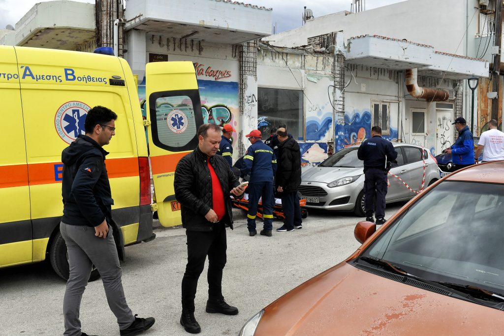 Τραγωδία στην Κόρινθο: Μπαλκόνι συνέθλιψε 43χρονη γυναίκα – Από την κατάρρευση τραυματίστηκε το ένα παιδί της