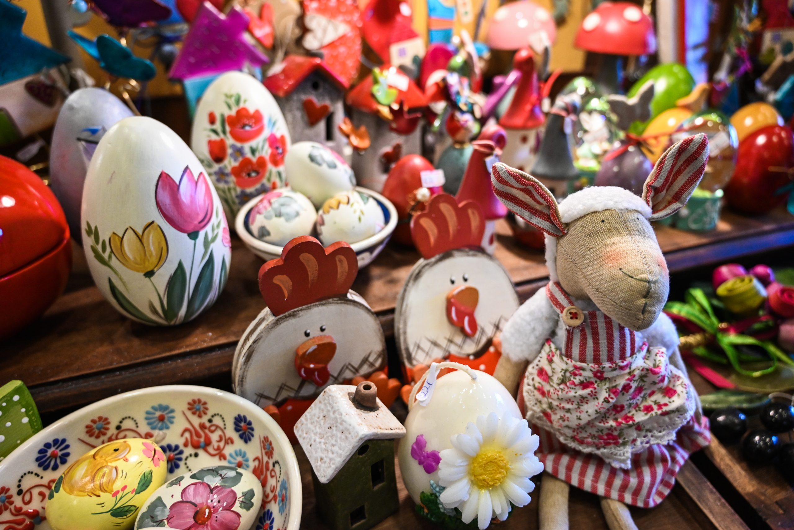 Αγόρασαν λιγότερα ξοδεύοντας τα ίδια οι καταναλωτές το φετινό Πάσχα – Η έξοδος τόνωσε τις τοπικές επιχειρήσεις