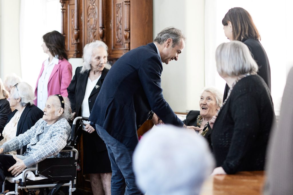 Στο Γηροκομείο Αθηνών ο Μητσοτάκης: Στόχος να επισκευάσουμε όλα τα κτήρια και να φιλοξενούνται 500 άτομα