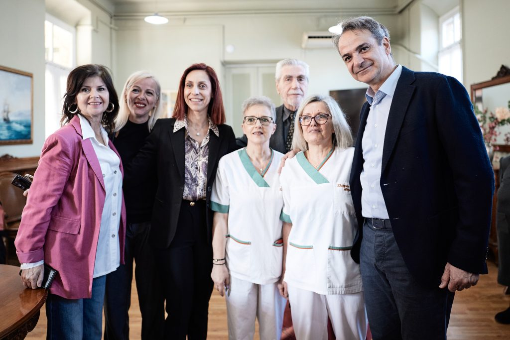 Στο Γηροκομείο Αθηνών ο Μητσοτάκης: Στόχος να επισκευάσουμε όλα τα κτήρια και να φιλοξενούνται 500 άτομα