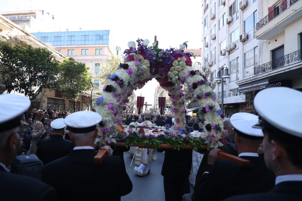Θεσσαλονίκη: Με κατάνυξη η περιφορά του Επιταφίου του Αγίου Μηνά (εικόνες)