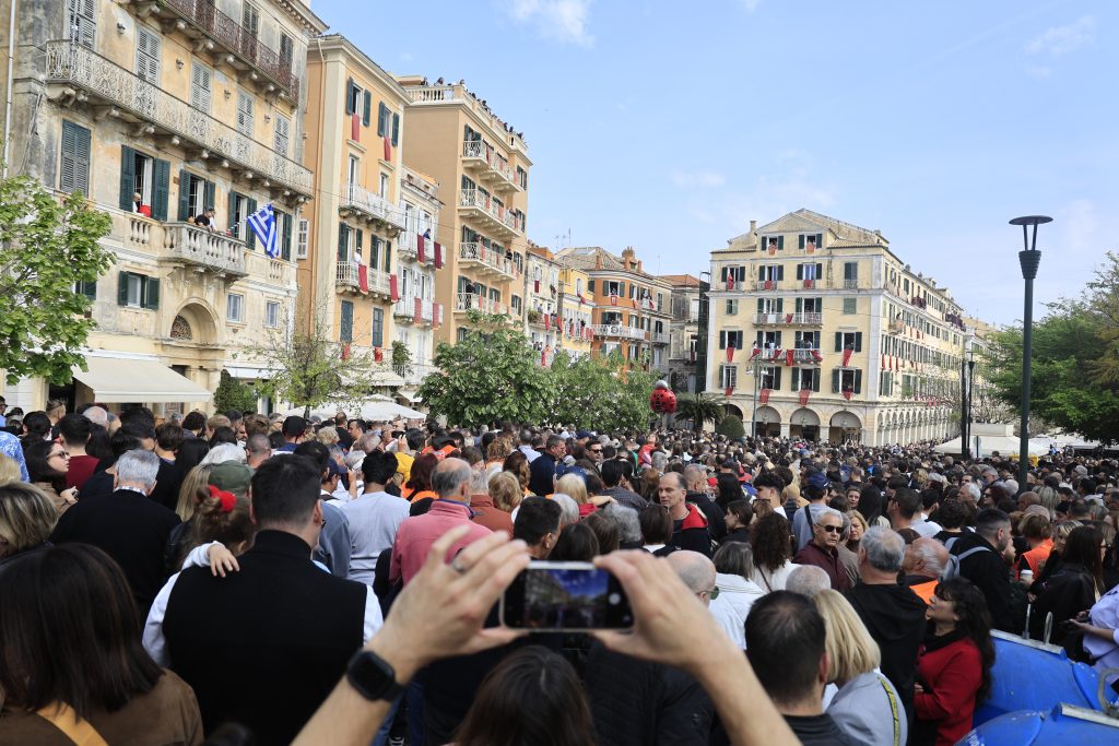 Κέρκυρα: Βροχή από μπότηδες σε Σπιανάδα και Λιστόν και φέτος «σπάνε το κακό»