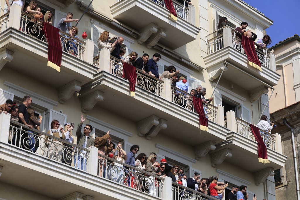 Κέρκυρα: Βροχή από μπότηδες σε Σπιανάδα και Λιστόν και φέτος «σπάνε το κακό»