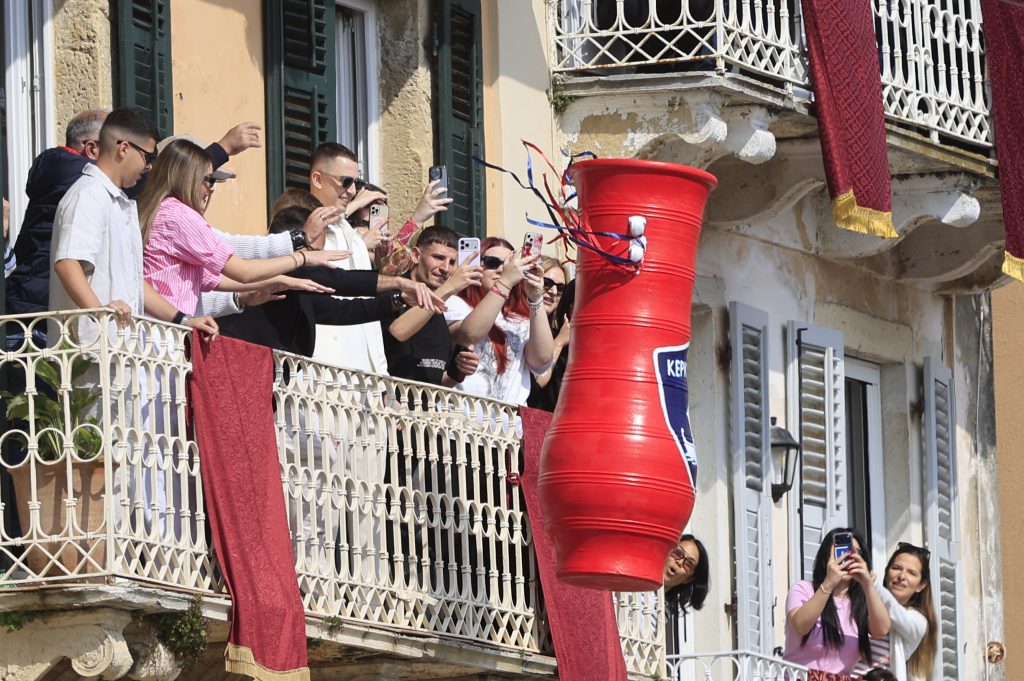 Κέρκυρα: Βροχή από μπότηδες σε Σπιανάδα και Λιστόν και φέτος «σπάνε το κακό»