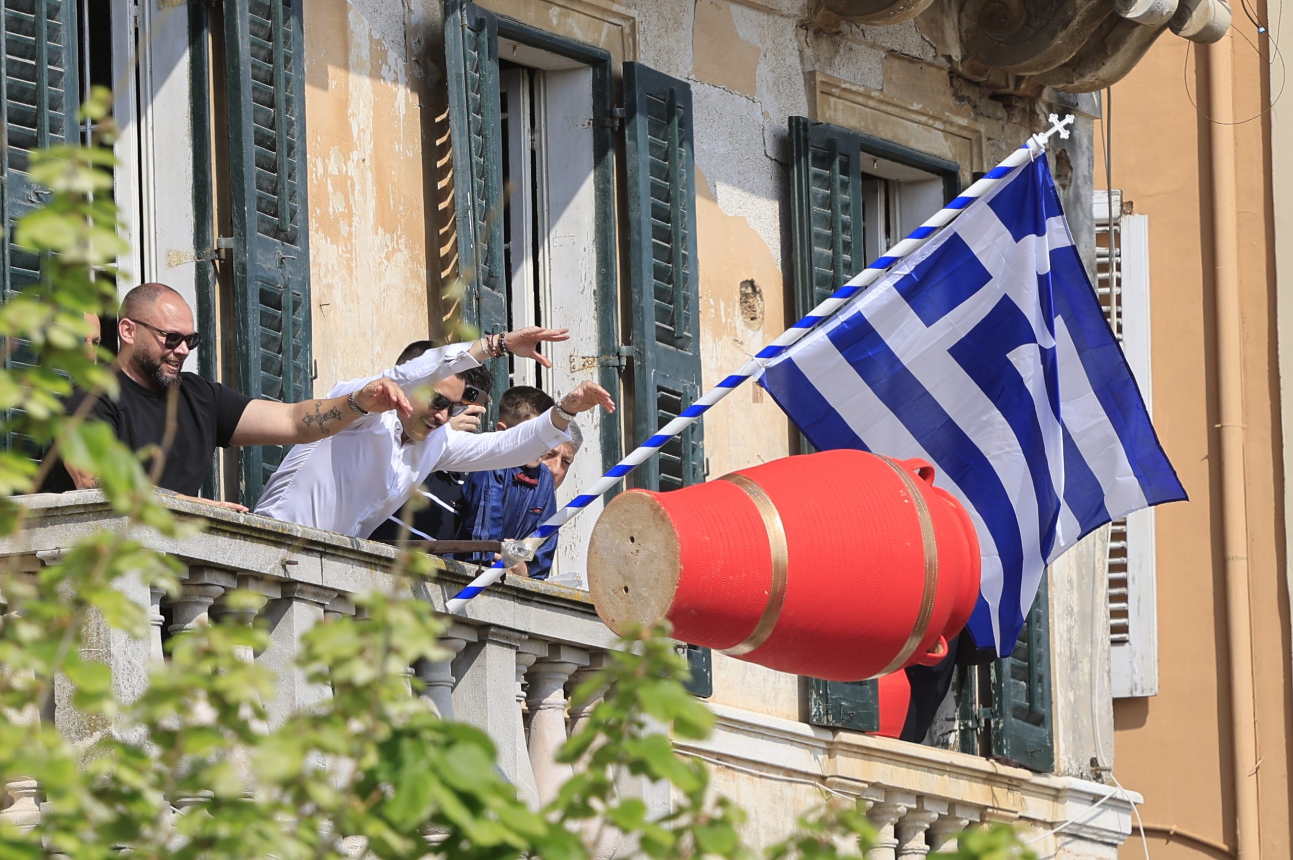 Κέρκυρα: Βροχή από μπότηδες σε Σπιανάδα και Λιστόν και φέτος «σπάνε το κακό»