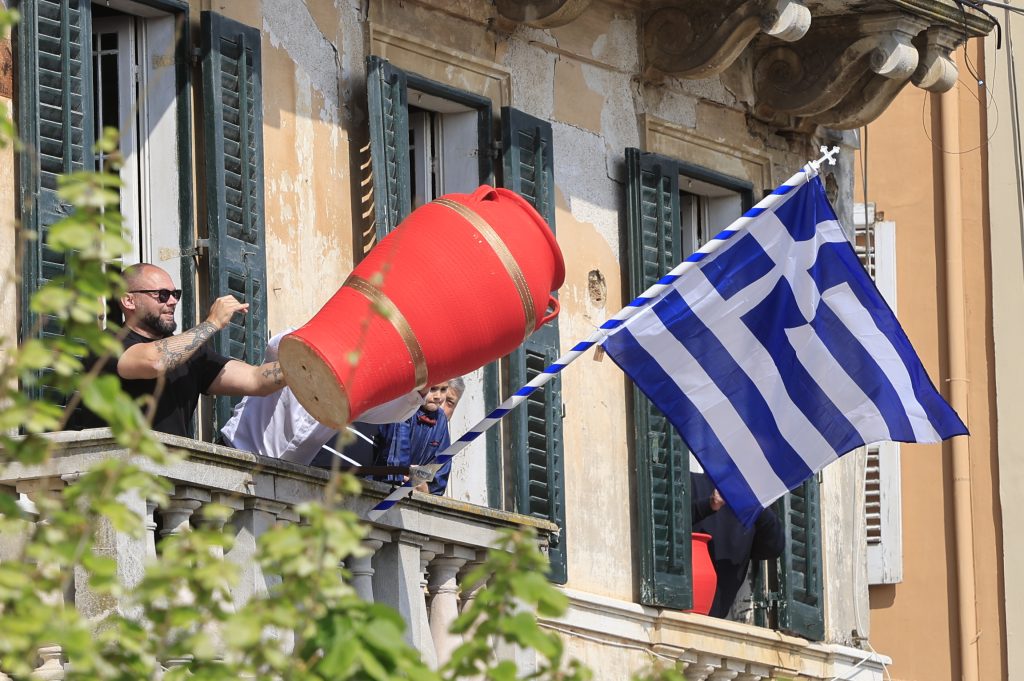 Κέρκυρα: Βροχή από μπότηδες σε Σπιανάδα και Λιστόν και φέτος «σπάνε το κακό»