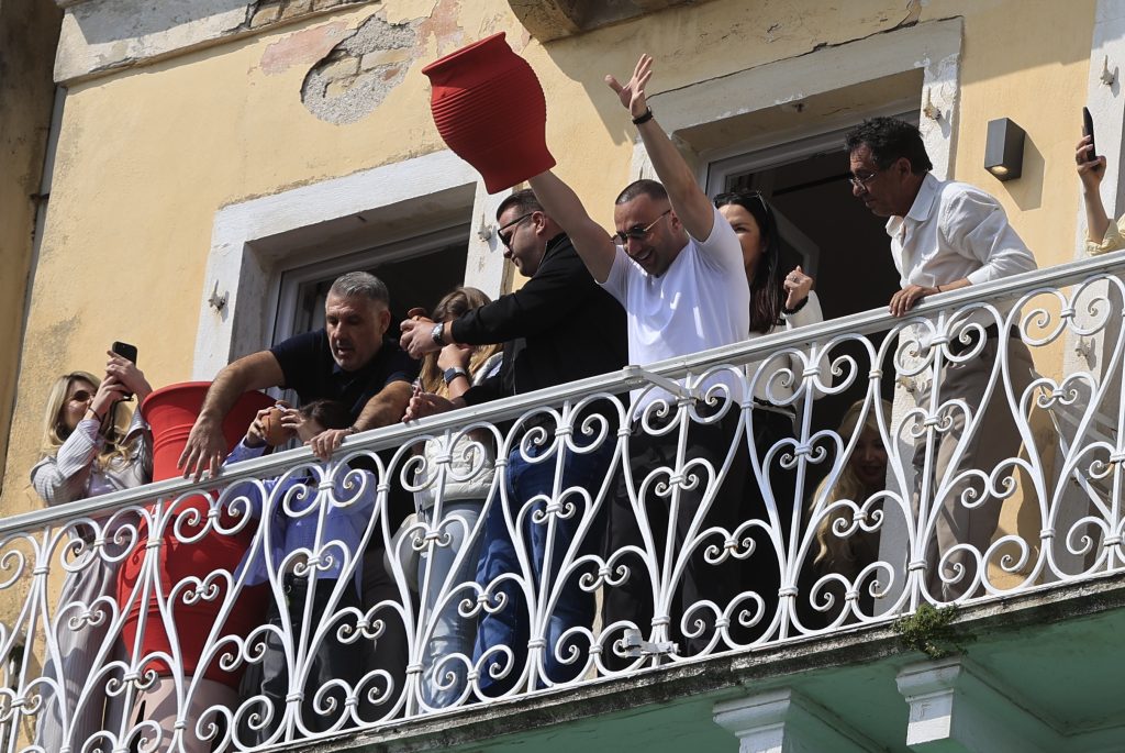 Κέρκυρα: Βροχή από μπότηδες σε Σπιανάδα και Λιστόν και φέτος «σπάνε το κακό»