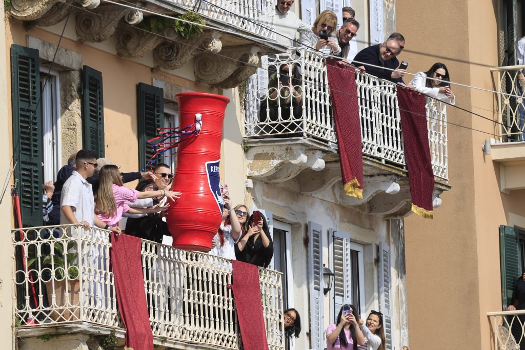 Κέρκυρα: Βροχή από μπότηδες σε Σπιανάδα και Λιστόν και φέτος «σπάνε το κακό»