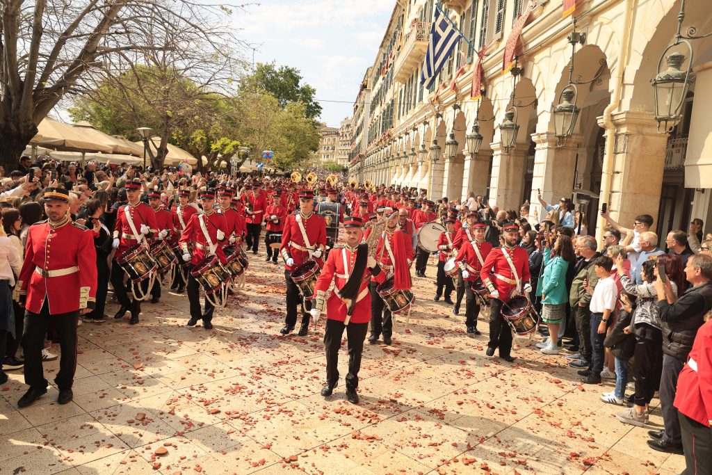 Κέρκυρα: Βροχή από μπότηδες σε Σπιανάδα και Λιστόν και φέτος «σπάνε το κακό»