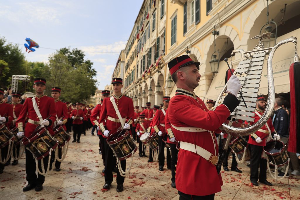 Κέρκυρα: Βροχή από μπότηδες σε Σπιανάδα και Λιστόν και φέτος «σπάνε το κακό»