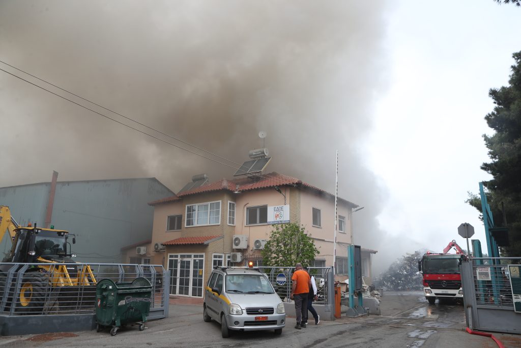 Πυρκαγιά σε εταιρεία ανακύκλωσης – Αποπνικτική η ατμόσφαιρα