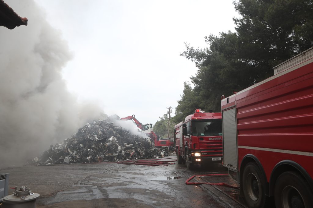 Πυρκαγιά σε εταιρεία ανακύκλωσης – Αποπνικτική η ατμόσφαιρα