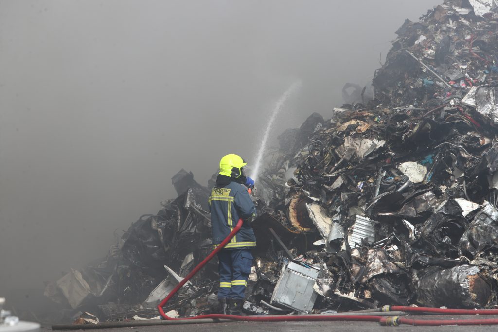 Πυρκαγιά σε εταιρεία ανακύκλωσης – Αποπνικτική η ατμόσφαιρα