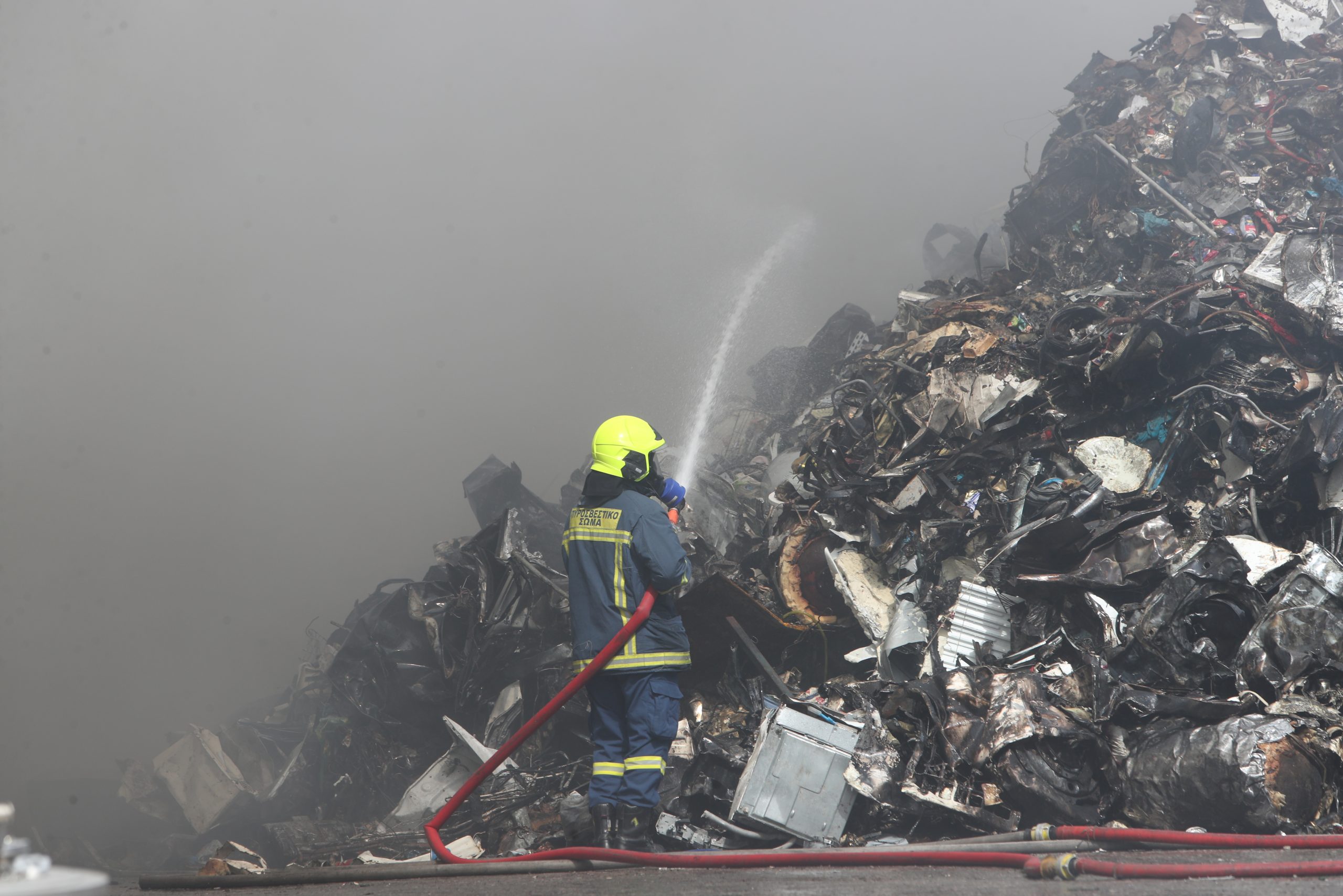 Θεσσαλονίκη: Καλύτερη η εικόνα της πυρκαγιάς σε υπαίθριο χώρο εταιρείας ανακύκλωσης