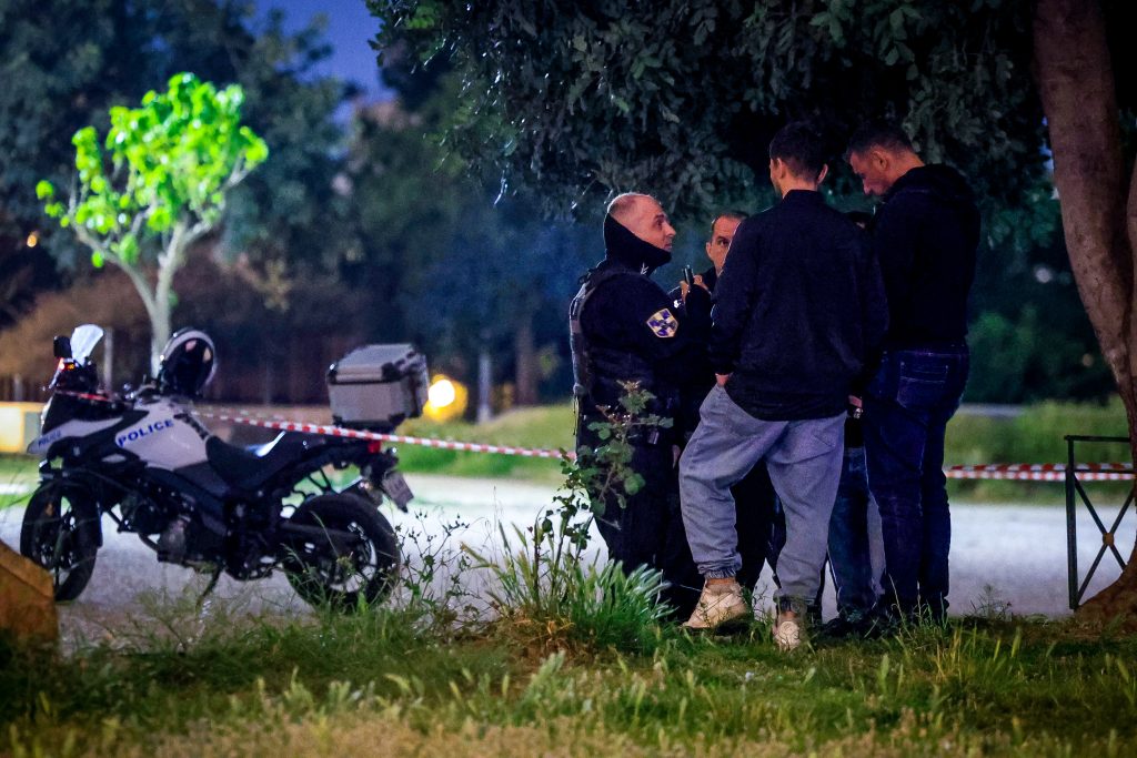 Άγιος Δημήτριος: Πώς ο αξιωματικός της ΕΛ.ΑΣ. εντόπισε δολοφονημένο τον 27χρονο γιο του – Τι αναζητούν οι Αρχές