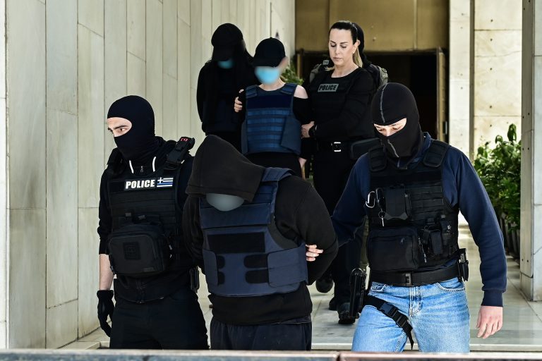 Δίωξη για υπόθαλψη εγκληματία στον 18χρονο και τις δύο κοπέλες για τη δολοφονία στον Άγιο Δημήτριο