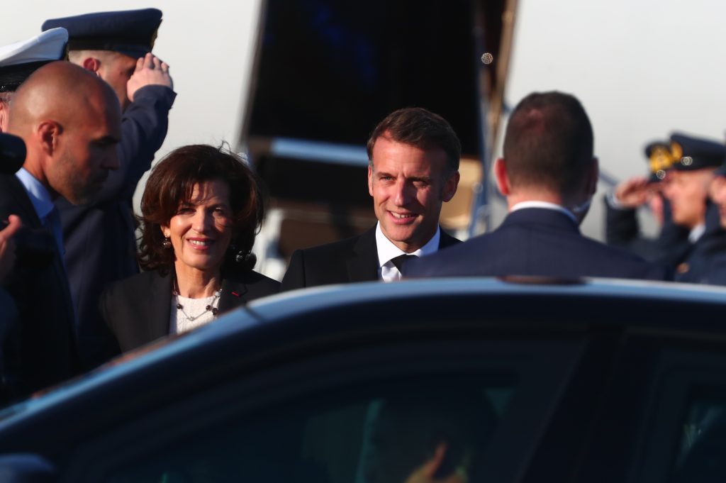 LIVE η επίσκεψη Μακρόν: Συζήτηση με τον Κυριάκο Μητσοτάκη για το μέλλον της Ευρώπης στη Ρωμαϊκή Αγορά