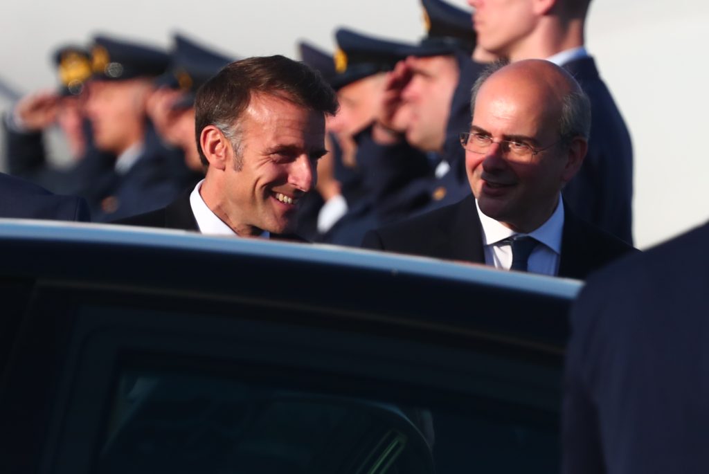 LIVE η επίσκεψη Μακρόν: Συζήτηση με τον Κυριάκο Μητσοτάκη για το μέλλον της Ευρώπης στη Ρωμαϊκή Αγορά