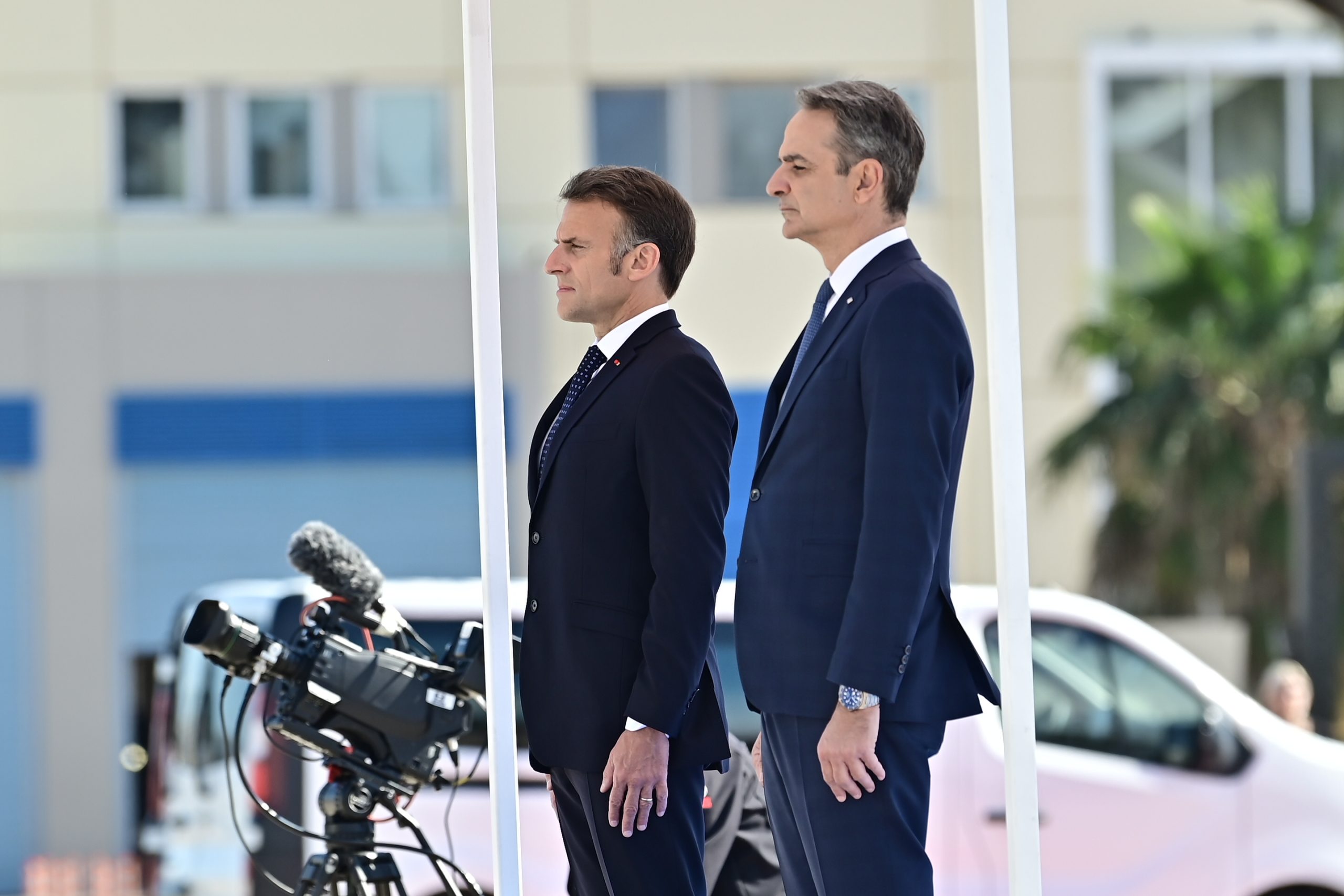 «Αμυντική γέφυρα» Ελλάδας και Γαλλίας στον «Κίμωνα» – Η κοινή επίσκεψη Μητσοτάκη – Μακρόν στη φρεγάτα