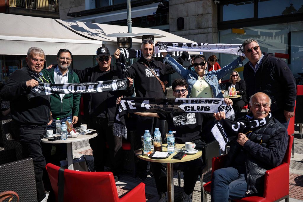 Βόλος: «Ζέσταμα» πριν το τελικό σε καφέ και τσιπουράδικα για τους φιλάθλους του ΠΑΟΚ και του ΟΦΗ