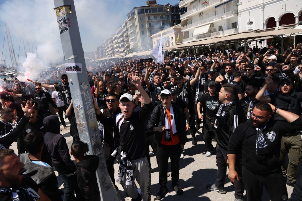 Βόλος: «Ζέσταμα» πριν το τελικό σε καφέ και τσιπουράδικα για τους φιλάθλους του ΠΑΟΚ και του ΟΦΗ