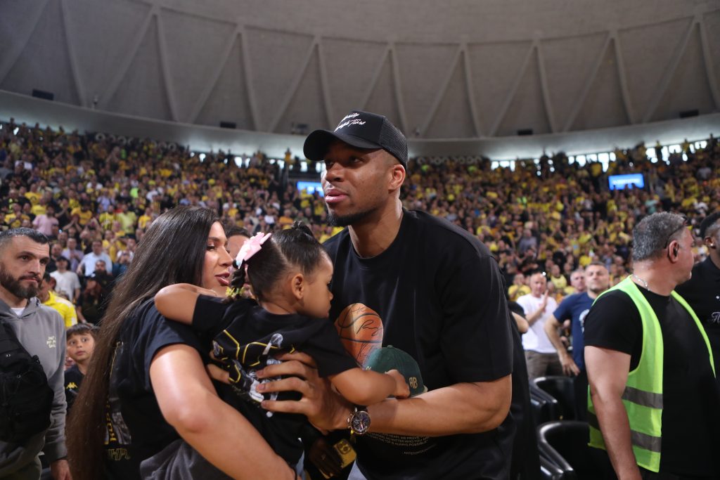 Αποθέωση στο Παλέ για τους Αντετοκούνμπο