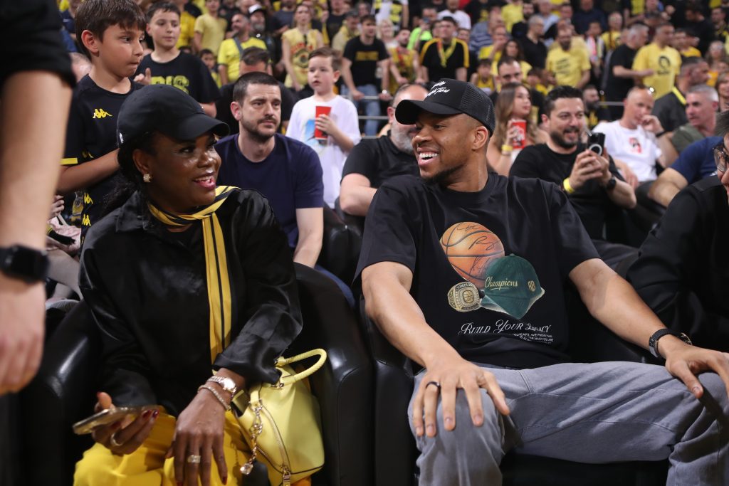 Αποθέωση στο Παλέ για τους Αντετοκούνμπο