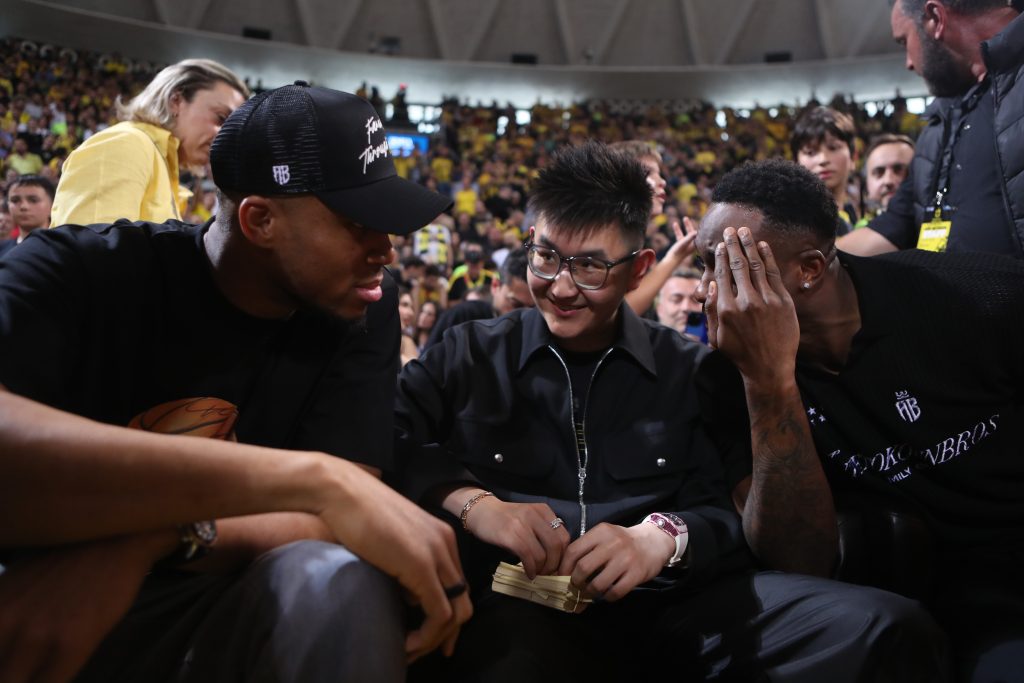 Αποθέωση στο Παλέ για τους Αντετοκούνμπο