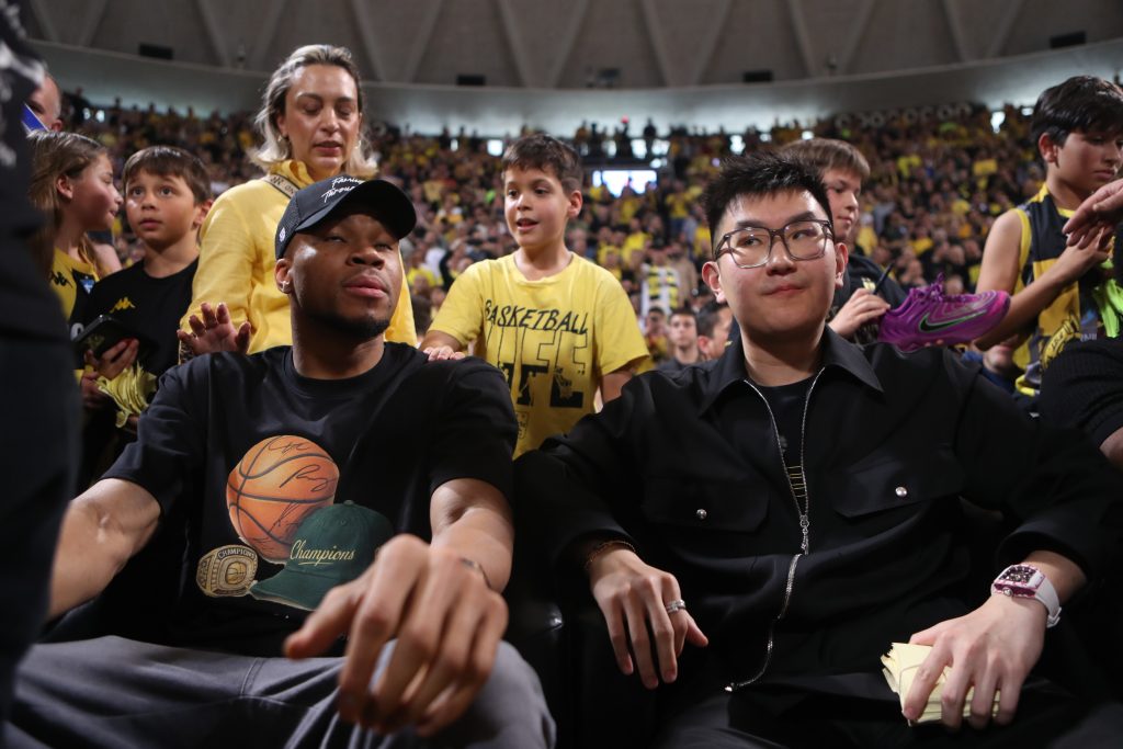 Αποθέωση στο Παλέ για τους Αντετοκούνμπο