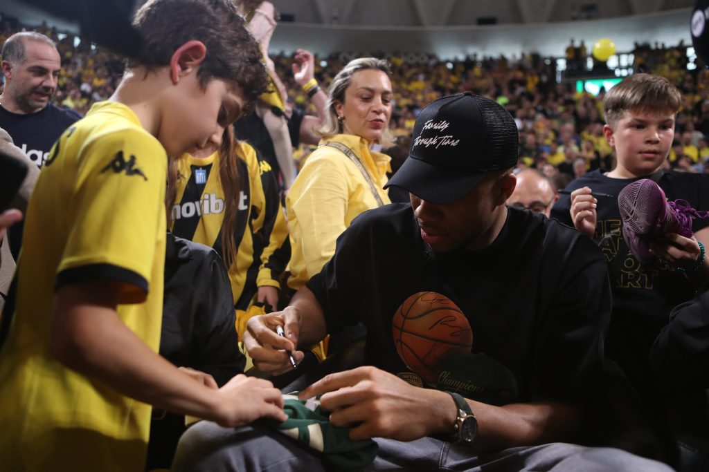 Αποθέωση στο Παλέ για τους Αντετοκούνμπο