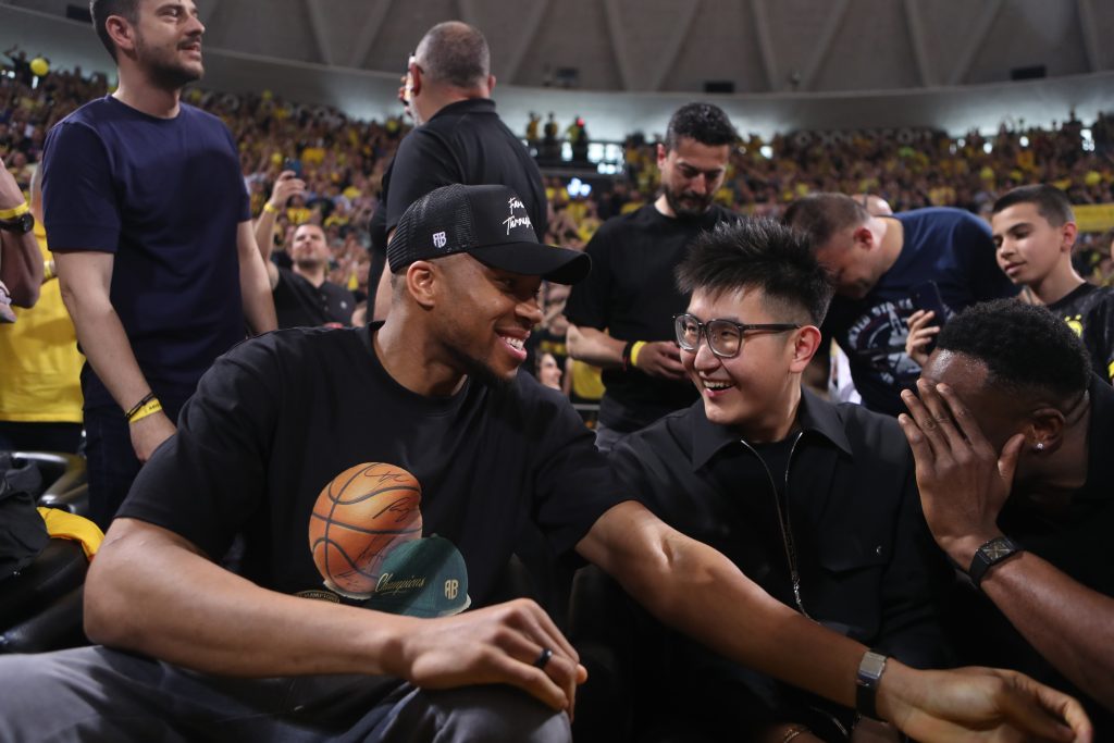 Αποθέωση στο Παλέ για τους Αντετοκούνμπο