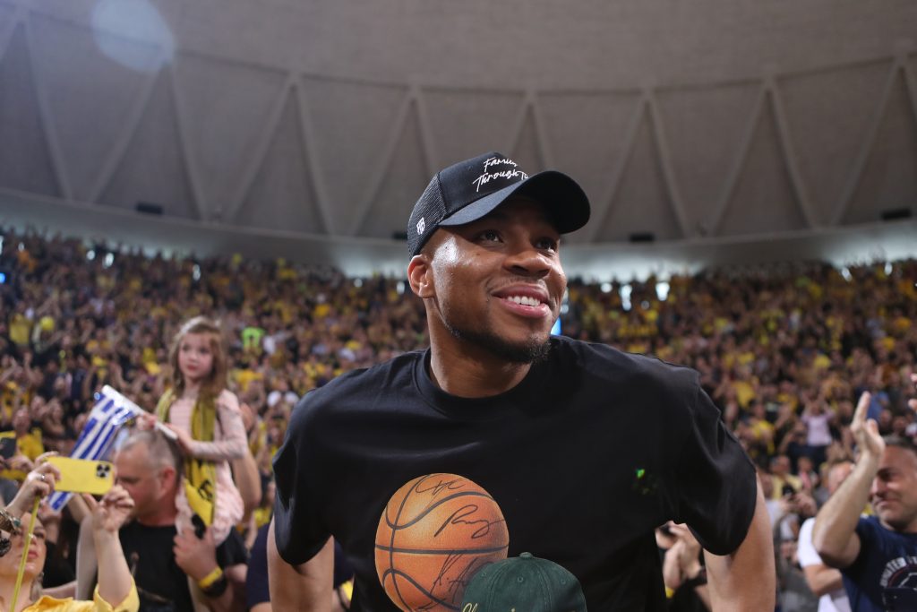 Αποθέωση στο Παλέ για τους Αντετοκούνμπο