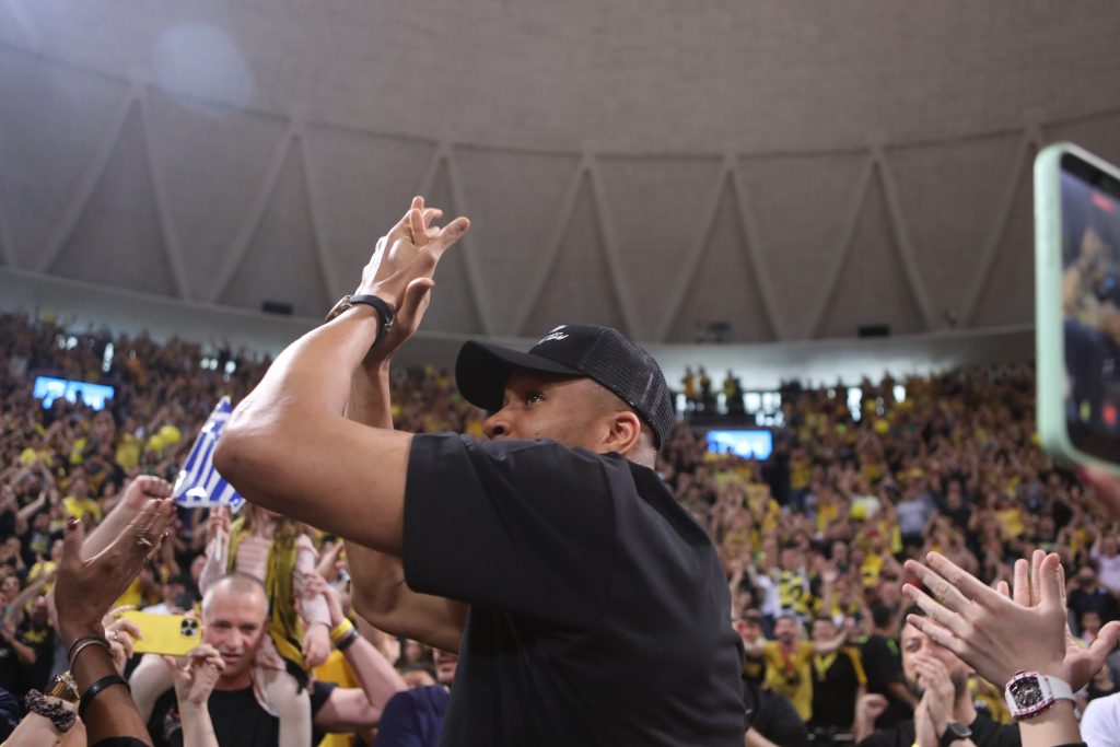 Αποθέωση στο Παλέ για τους Αντετοκούνμπο