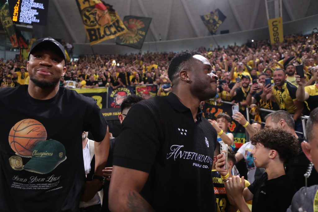 Αποθέωση στο Παλέ για τους Αντετοκούνμπο