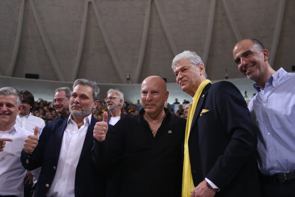 Αποθέωση στο Παλέ για τους Αντετοκούνμπο