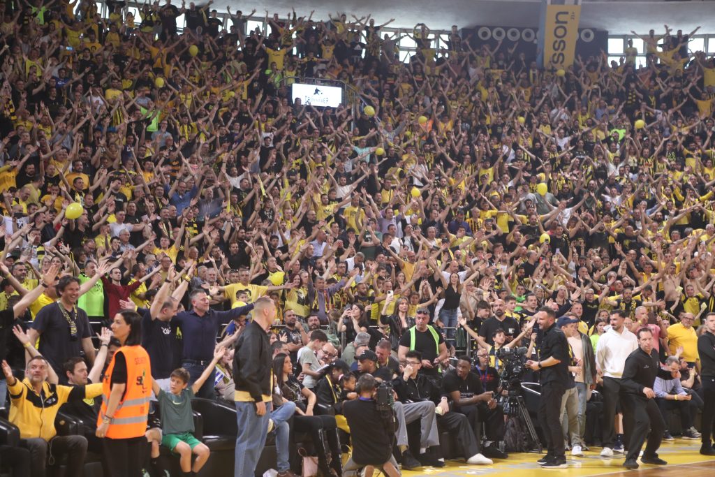 Αποθέωση στο Παλέ για τους Αντετοκούνμπο