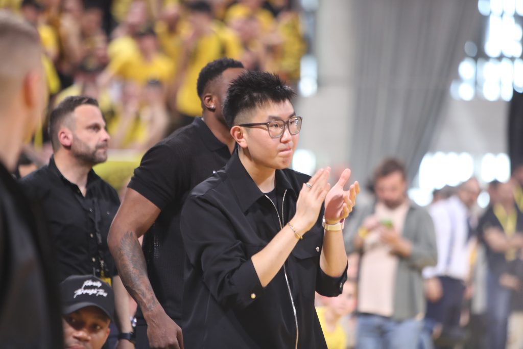 Αποθέωση στο Παλέ για τους Αντετοκούνμπο