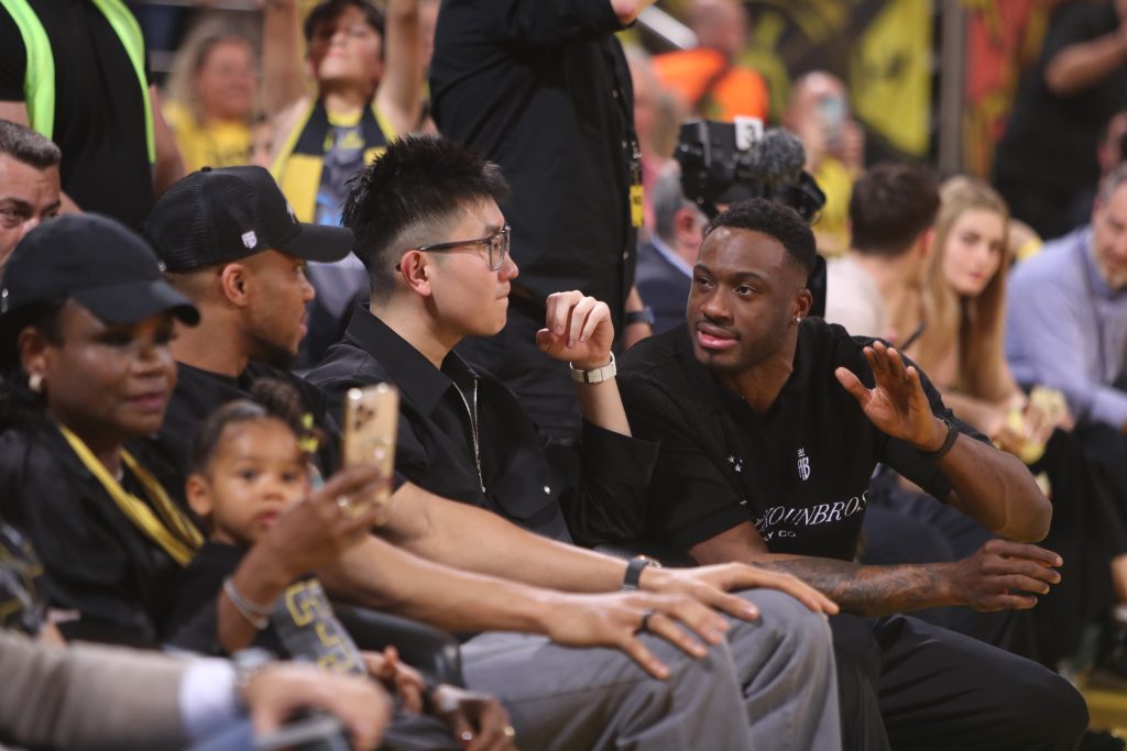 Αποθέωση στο Παλέ για τους Αντετοκούνμπο